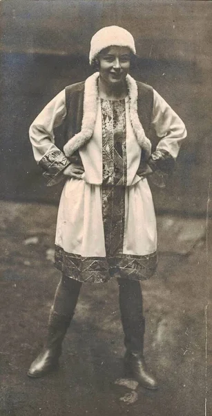 Niemcy Circa 1930 Vintage Pokazuje Zdjęcia Młoda Dziewczyna Nosi Tradycyjne — Zdjęcie stockowe