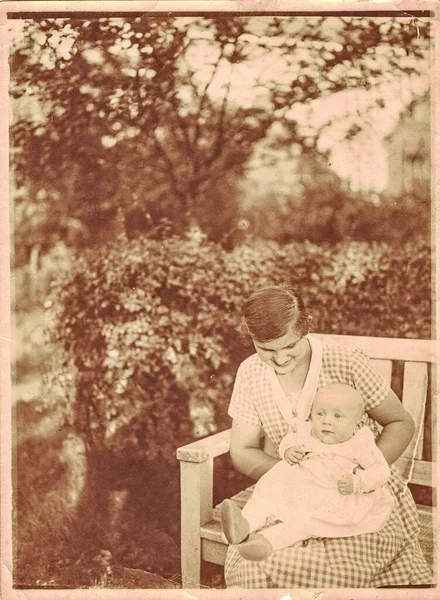 1940年的Circa 这张古老的照片展示了妈妈和她的女婴 婴儿6个月大 带有脓毒症效果的照片 — 图库照片