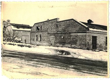 FRAUREUTH, EAST GERMANY - Şubat 1965: Eski Doğu Almanya 'daki eski sanayi bölgesini gösteriyor. Siyah beyaz fotoğraf.