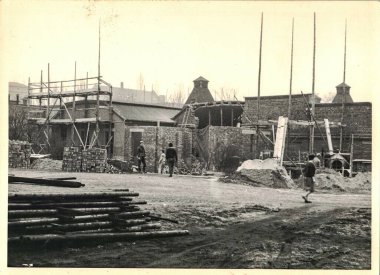 FRAUREUTH, EAST GERMANY - 1 Nisan 1965: Retro fotoğrafı Komünist bloktaki inşaat alanını gösteriyor. 1960 'lar.