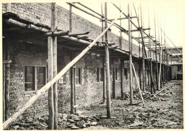 FRAUREUTH, EAST GERMANY - 7 Mayıs 1965: Retro fotoğrafı Komünist bloktaki inşaat alanını gösteriyor. Eski Doğu Almanya, 1960 'lar.