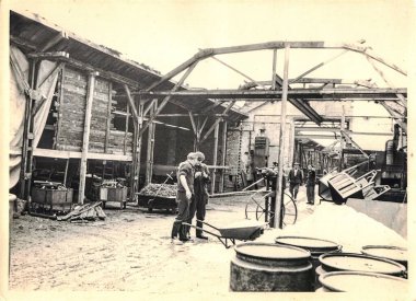 FRAUREUTH, EAST GERMANY - 13 Mayıs 1965: Eski Komünist bloktaki eski bir inşaat alanını gösteriyor. 1960 'lar.