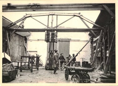 FRAUREUTH, EAST GERMANY - 13 MAYIS 1965: Eski Doğu bloğundaki eski bir inşaat alanını gösteriyor. 1960 'lar.