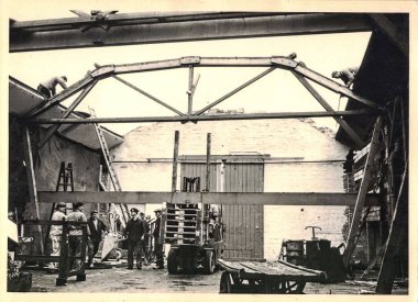 FRAUREUTH, EAST GERMANY - 13 Mayıs 1965: Eski Sosyalist bloktaki eski bir inşaat alanını gösteriyor. 1960 'lar.