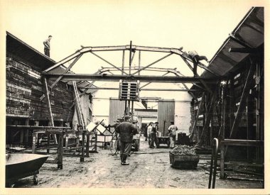 FRAUREUTH, EAST GERMANY - 13 Mayıs 1965: Eski Sosyalist bloktaki eski bir inşaat alanını gösteriyor. 1960 'lar.