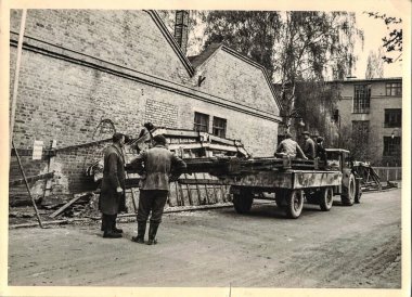 FRAUREUTH, EAST ALMANY - 15 Mayıs 1965: Retro foto şovları işçileri karavanda oturuyorlar. Eski Sosyalist blokta 1960 'ların traktörü.