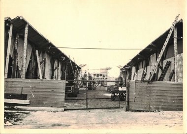 FRAUREUTH, EAST GERMANY - 15 Mayıs 1965: Retro fotoğrafı Komünist bloktaki inşaat alanını gösteriyor. Eski Doğu Almanya, 1960 'lar.