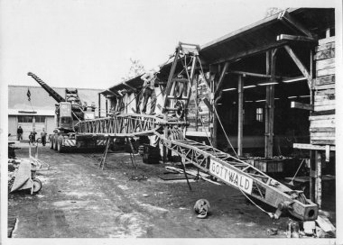 FRAUREUTH, EAST GERMANY - 18 Mayıs 1965: Retro fotoğrafı Komünist bloktaki inşaat alanını gösteriyor. Tarihi vinç kamyonu. Eski Doğu Almanya, 1960 'lar.