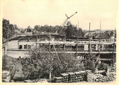 FRAUREUTH, EAST GERMANY - 20 Mayıs 1965: Retro fotoğrafı Komünist bloktaki inşaat alanını gösteriyor. Tarihi hareketli vinç. Eski Doğu Almanya, 1960 'lar.