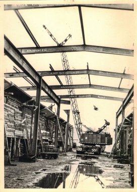 FRAUREUTH, EAST GERMANY - 20 Mayıs 1965: Retro fotoğrafı Komünist bloktaki inşaat alanını gösteriyor. Tarihi vinç kamyonu. Eski Doğu Almanya, 1960 'lar.