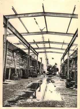 FRAUREUTH, EAST GERMANY - 20 Mayıs 1965: Retro fotoğrafı Komünist bloktaki inşaat alanını gösteriyor. Tarihi vinç kamyonu. Eski Doğu Almanya, 1960 'lar.