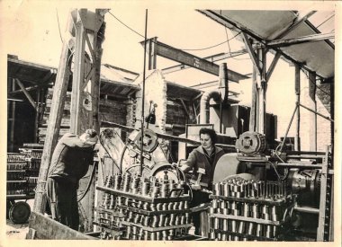 FRAUREUTH, EAST GERMANY - 21 Mayıs 1965: Retro fotoğraf fabrikada çalışanları gösteriyor - Komünist blok. Tarihi bir fotoğraf. Eski Doğu Almanya, 1960 'lar.