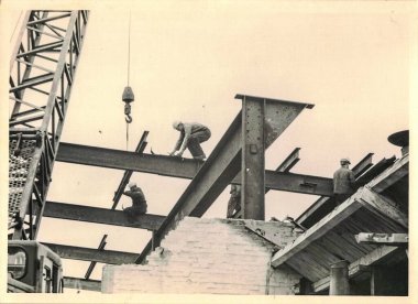 FRAUREUTH, EAST ALMANY - 21 Mayıs 1965: Retro foto inşaat alanında çalışanları gösteriyor. Sosyalist bloktan klasik fotoğrafçılık. Eski Doğu Almanya, 1960 'lar.
