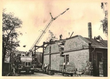 FRAUREUTH, EAST ALMANY - 26 Mayıs 1965: Retro foto inşaat alanında çalışanları gösteriyor. Tarihi mobil vinç. Sosyalist bloktan klasik fotoğrafçılık. Eski Doğu Almanya, 1960 'lar.