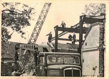FRAUREUTH, EAST ALMANY - 26 Mayıs 1965: Retro foto inşaat alanında çalışanları gösteriyor. Tarihi mobil vinç. Sosyalist bloktan klasik fotoğrafçılık. Eski Doğu Almanya, 1960 'lar.