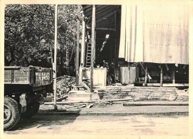 FRAUREUTH, EAST GERMANY - 26 Mayıs 1965: Retro fotoğrafı Komünist bloktaki inşaat alanını gösteriyor. Tarihi bir iz. Eski Doğu Almanya, 1960 'lar.