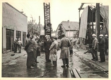 FRAUREUTH, EAST GERMANY - 26 Mayıs 1965: Retro fotoğraf gösterileri çalışanları inşaat alanında komünist yetkililerle tartışıyor. Sosyalist bloktan klasik fotoğrafçılık. Eski Doğu Almanya, 1960 'lar.