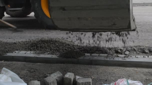 Elektrik küreği inşaat alanına ıslak beton döküyor. Yol bitiricisinden önce son iş — Stok video