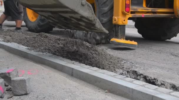 Power shovel gieten nat beton op de bouwplaats. Definitief werk voor aankomst wegafmaker — Stockvideo
