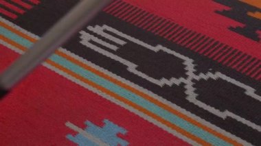 Elektrikli süpürge renkli halıyı temizliyor. Kirli halı temizleyen elektrikli süpürge. 1958 'de Brüksel Fuarı tarzında bir halı. Yakın plan.