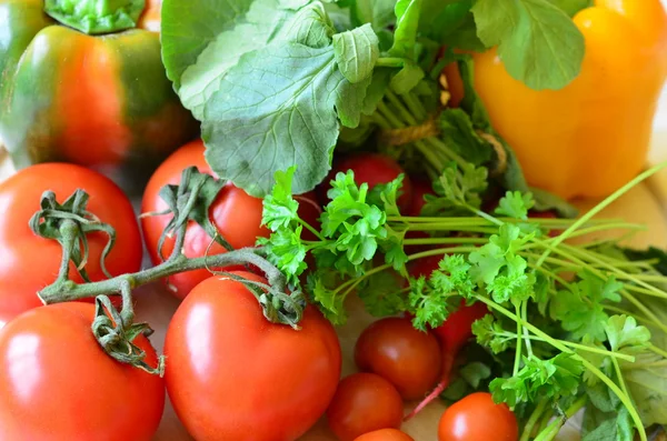 Tomates, rábanos, pimientos, perejil y canasta de mimbre — Foto de Stock