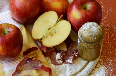 Peel Kırmızı elma, şeker shaker, bıçak ve çay havlu