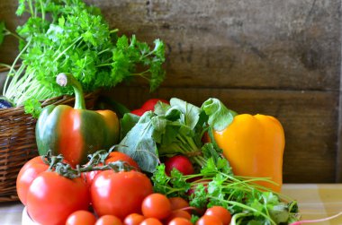 Domates, turp, biber, maydanoz ve wickerwork körük