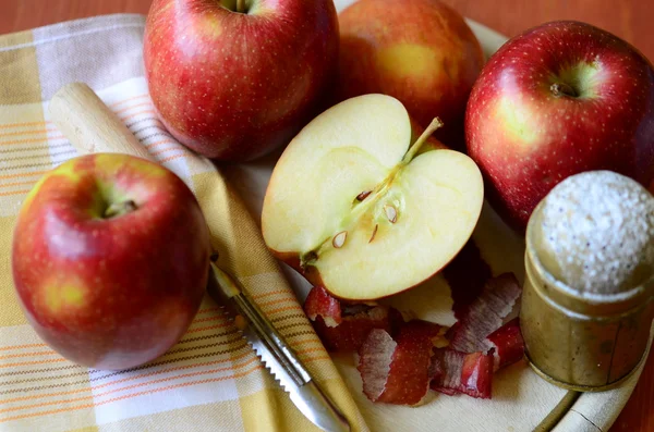 Manzanas rojas, batidora de azúcar, cuchillo de pelar y toalla de té — Foto de Stock