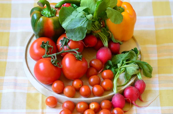 Tomates, rabanetes, pimentos, salsa e wickerwork handbasket — Fotografia de Stock