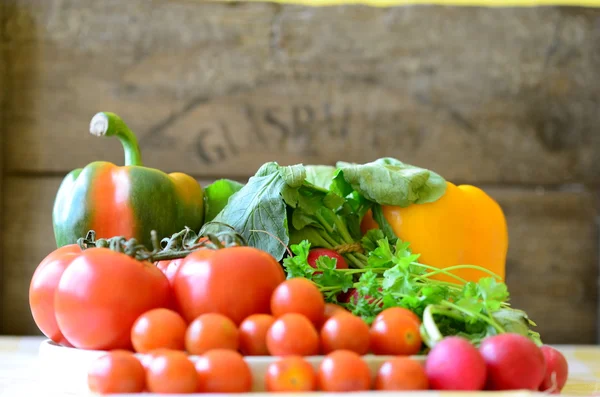 Tomaten, Radieschen, Paprika, Petersilie und Weidenkorb — Stockfoto