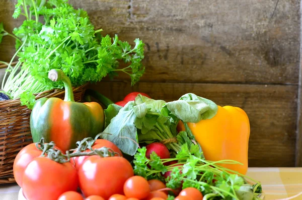 Tomates, rábanos, pimientos, perejil y canasta de mimbre — Foto de Stock