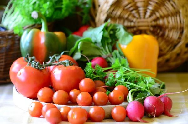 Tomaten, Radieschen, Paprika, Petersilie und Weidenkorb — Stockfoto