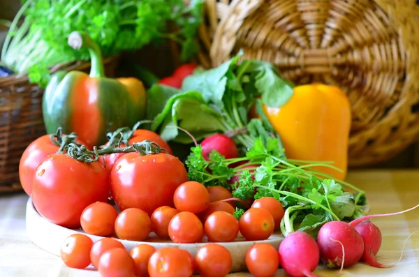 Tomaten, Radieschen, Paprika, Petersilie und Weidenkorb — Stockfoto