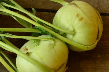 Kohlrabies ahşap arka plan üzerinde