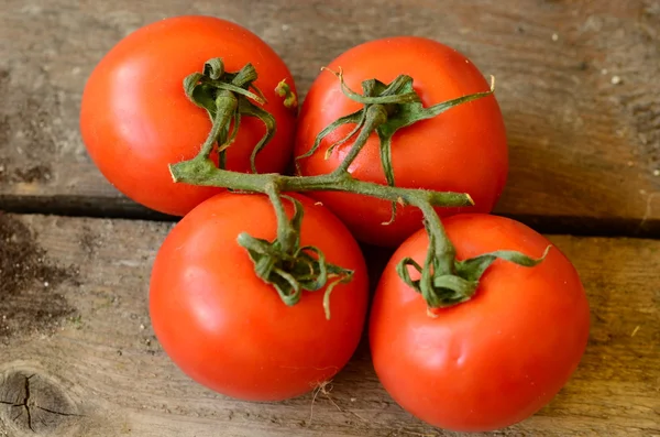 Tomates sobre fondo de madera — Foto de Stock