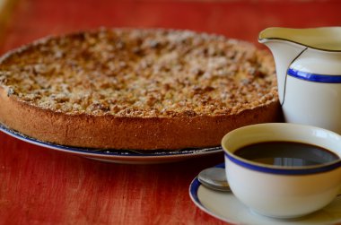 Kahve ve şeker kase kırmızı artalan üzerinde fincan ile Erik kek tart.