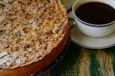 Fincan kahve, krema, şekerlik ve kahve pot ile Erik kek tart