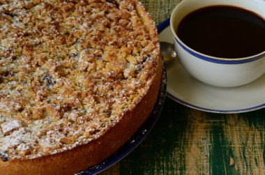 Fincan kahve, krema, şekerlik ve kahve pot ile Erik kek tart