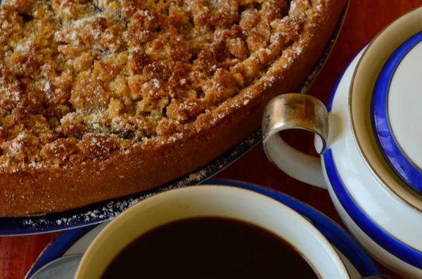 Plum crumble tart dengan secangkir kopi, creamer, gula mangkuk dan teko kopi — Stok Foto