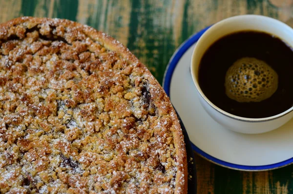 Plum crumble tart dengan secangkir kopi, creamer, gula mangkuk dan teko kopi — Stok Foto