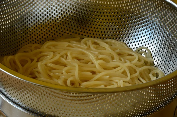 Spaghetti dans la passoire — Photo