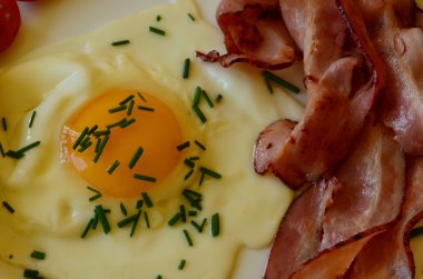 Frenk soğanı ve kavrulmuş dilim pastırma ile yumurta kadar güneşli tarafı