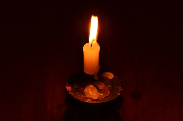 어두운 밤에 촛불의 불꽃 — 스톡 사진