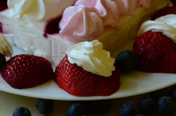 Helado con arándanos, fresas y crema batidora en plato blanco — Foto de Stock