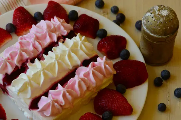 Helado con arándanos, fresas y crema batidora en plato blanco —  Fotos de Stock