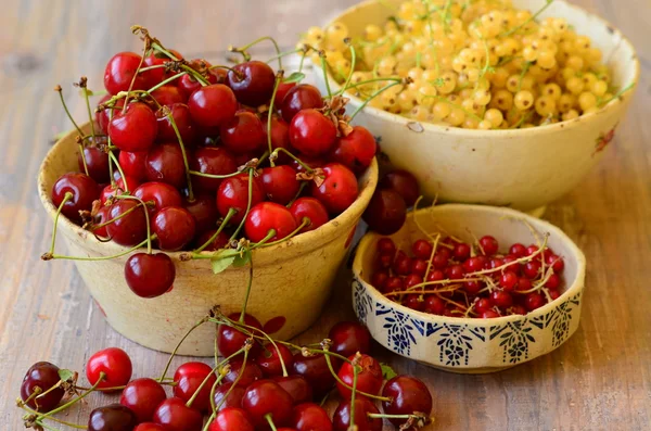 Cherries and currants — Stock Photo, Image