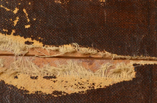 Estrutura rachada, tecido marrom e fundo de madeira — Fotografia de Stock