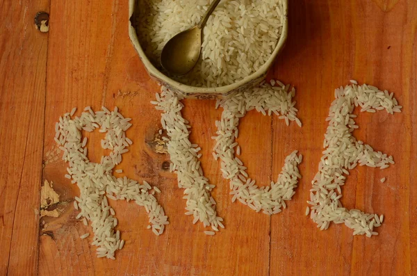 Ryż w vintage miska na drewniane tła. Reis, riso, arroz, riz. — Zdjęcie stockowe
