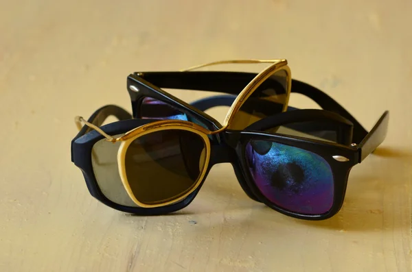 Ein Stapel Retro-Sonnenbrillen — Stockfoto