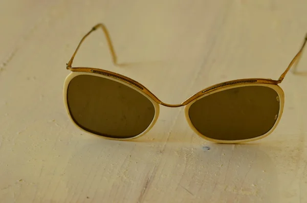 Ретро білий сонцезахисні окуляри — стокове фото